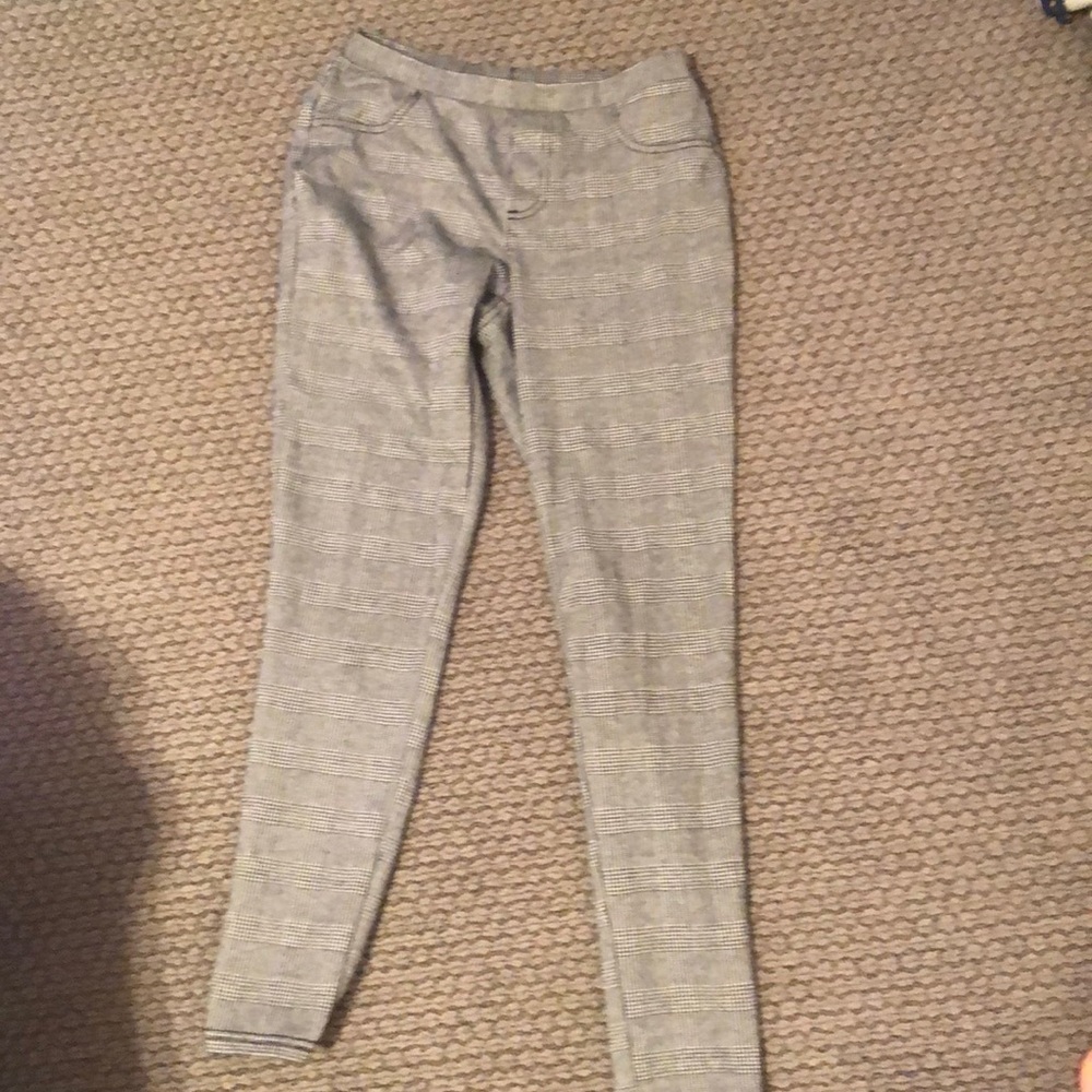 Style and co— plaid like print pants